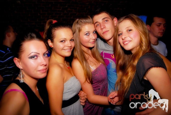 Studenţii continuă distracţia în Club Escape,