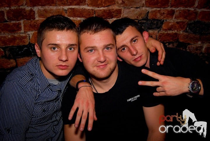 Studenţii continuă distracţia în Club Escape,