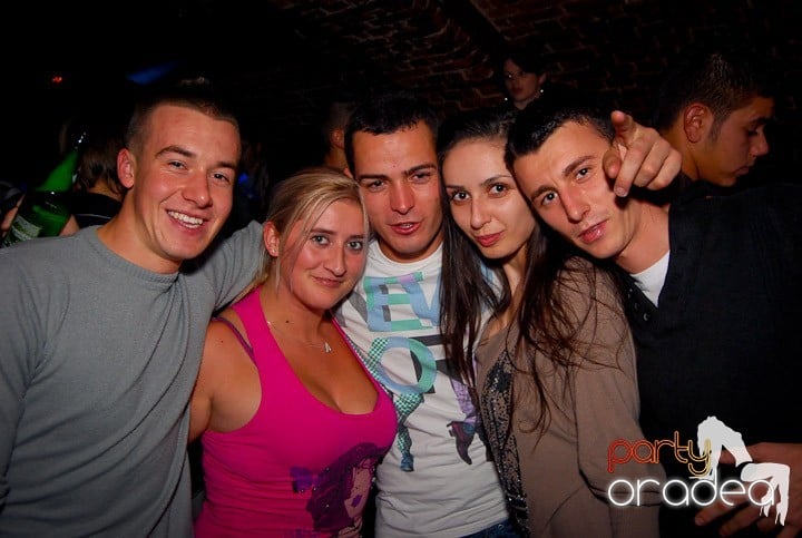 Studenţii continuă distracţia în Club Escape,