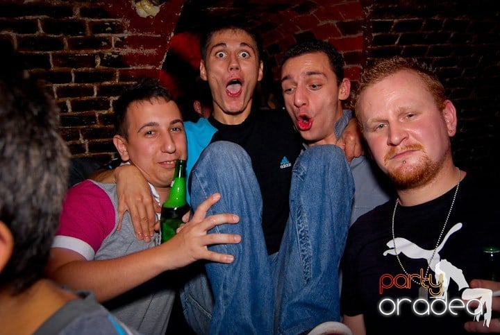 Studenţii continuă distracţia în Club Escape,