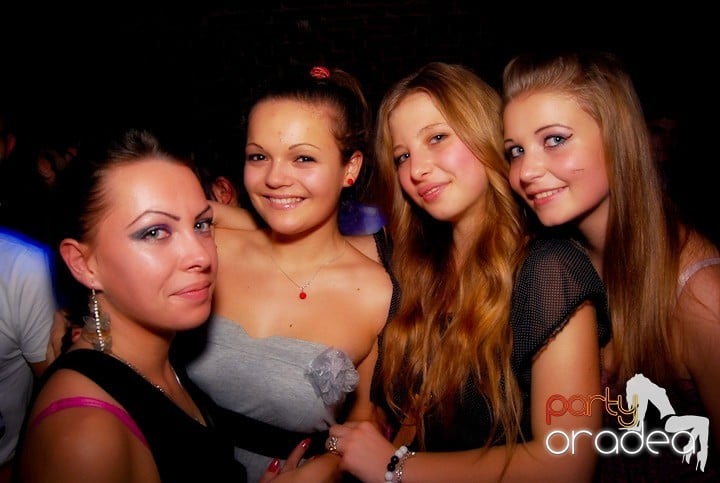 Studenţii continuă distracţia în Club Escape,