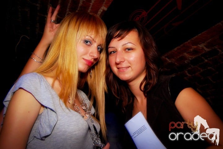 Studenţii continuă distracţia în Club Escape,