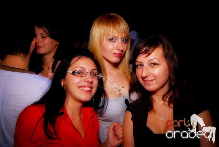 Studenţii continuă distracţia în Club Escape,