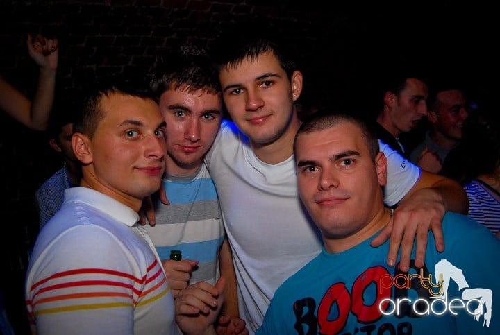 Studenţii continuă distracţia în Club Escape,