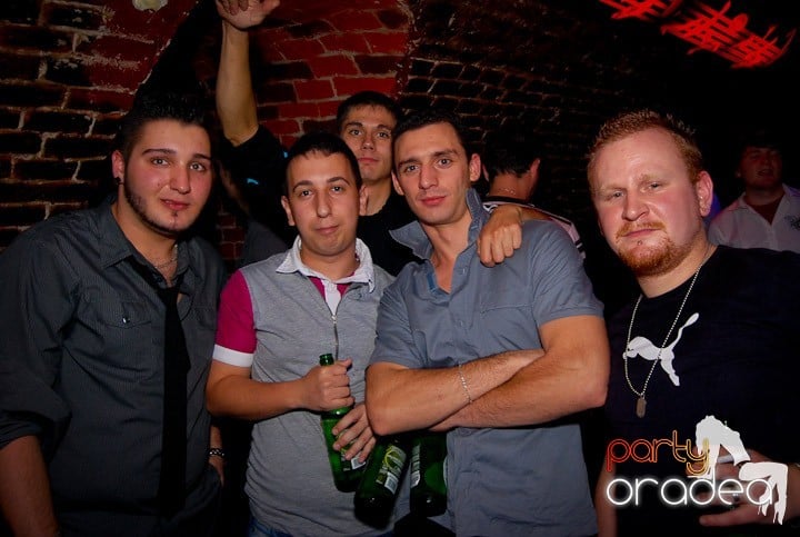 Studenţii continuă distracţia în Club Escape,