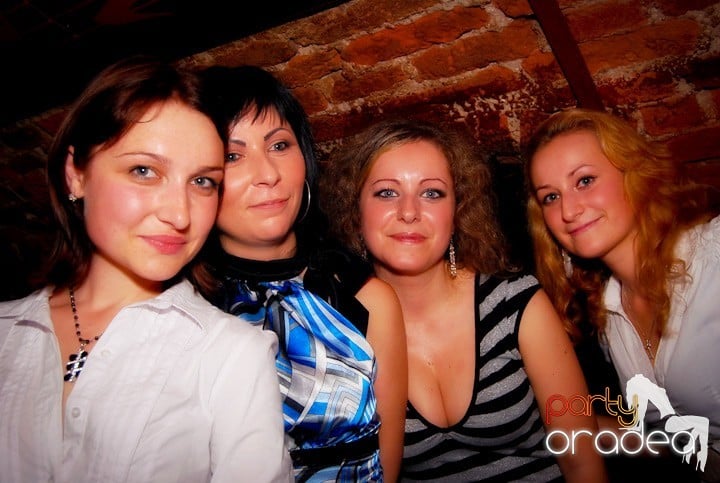 Studenţii continuă distracţia în Club Escape,