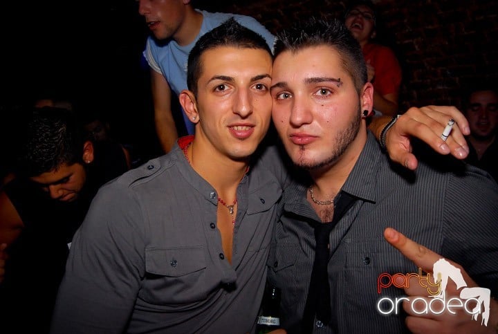Studenţii continuă distracţia în Club Escape,