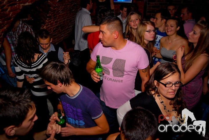 Studenţii continuă distracţia în Club Escape,