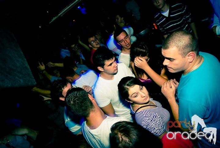 Studenţii continuă distracţia în Club Escape,