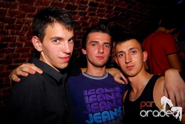 Studenţii continuă distracţia în Club Escape,