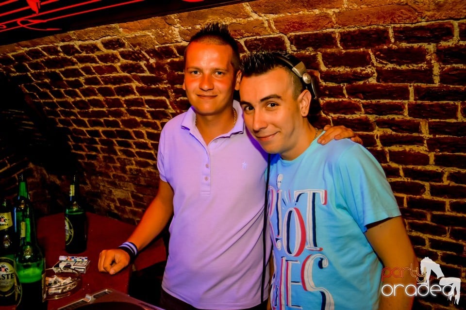 Summer night clubbing, 