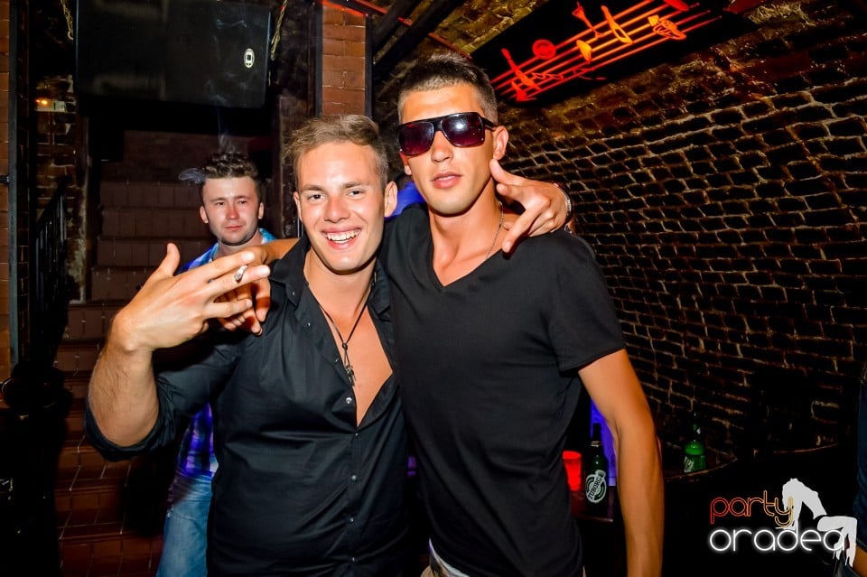 Summer night clubbing, 