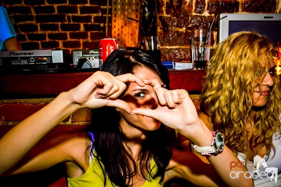 Summer night clubbing, 