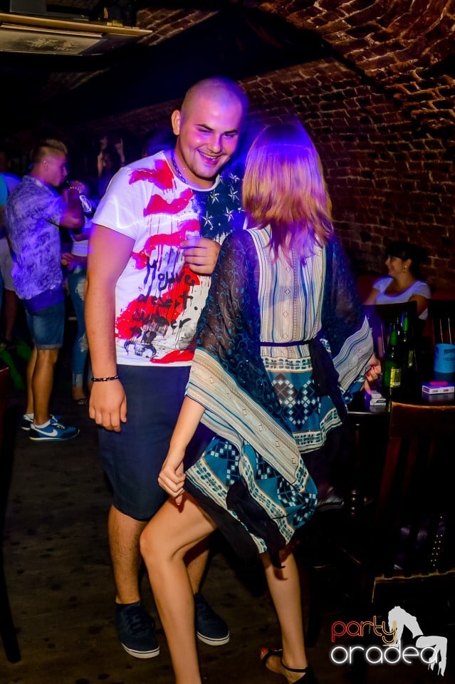 Summer night clubbing, 