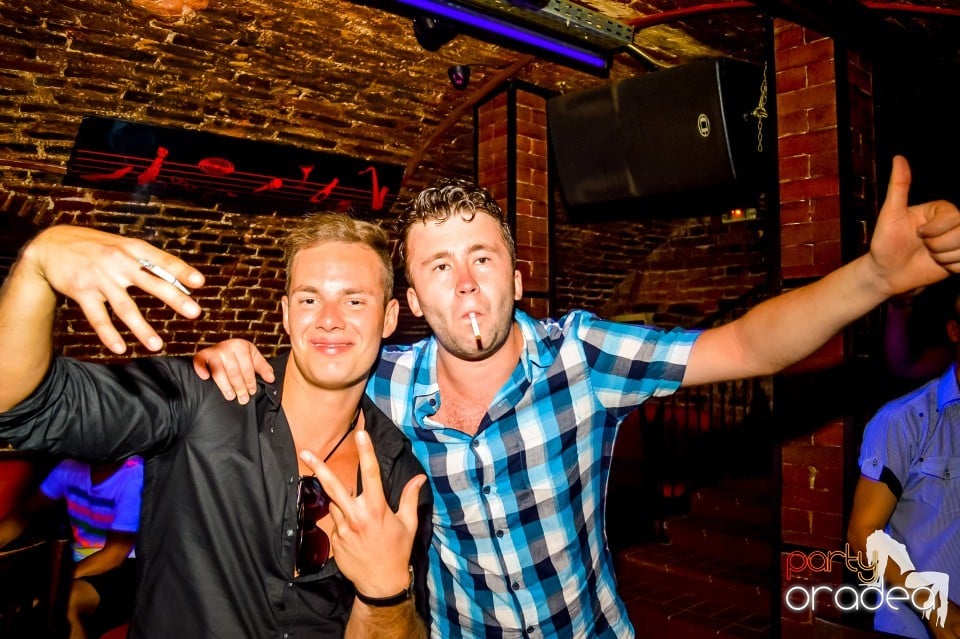 Summer night clubbing, 