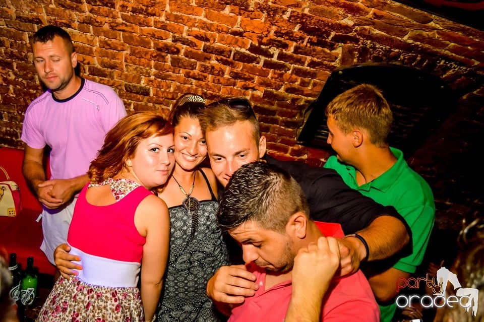 Summer night clubbing, 