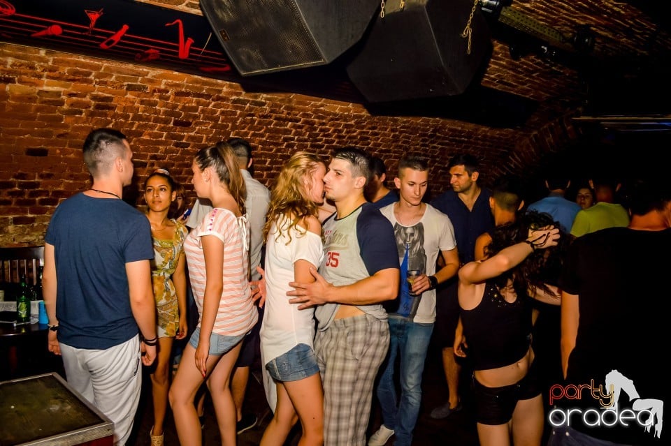 Summer night clubbing, 