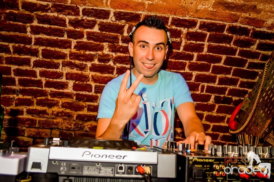 Summer night clubbing, 