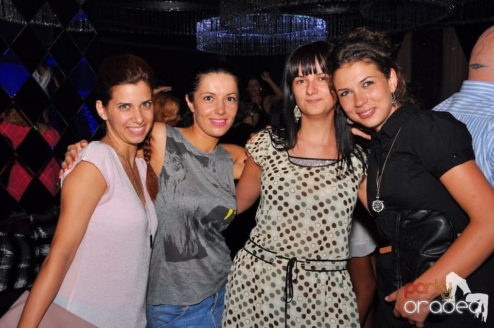 Summer Retro Night Fever în The One, 