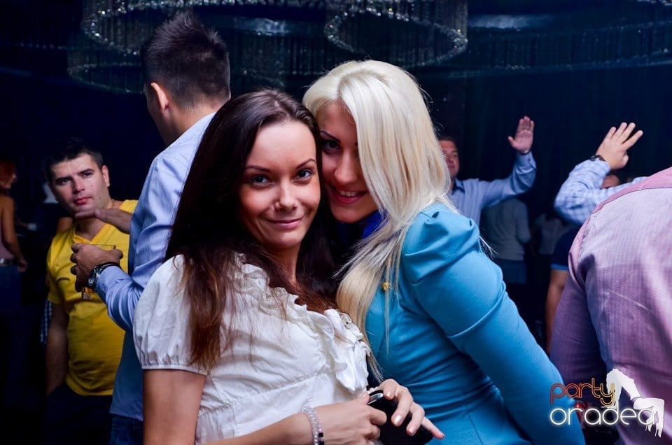 Summer Retro Night Fever în The One, 