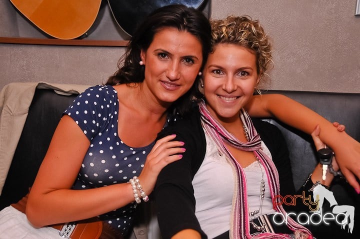 Super distracţie la Karaoke în Maya's Cafe, Maya's Cafe