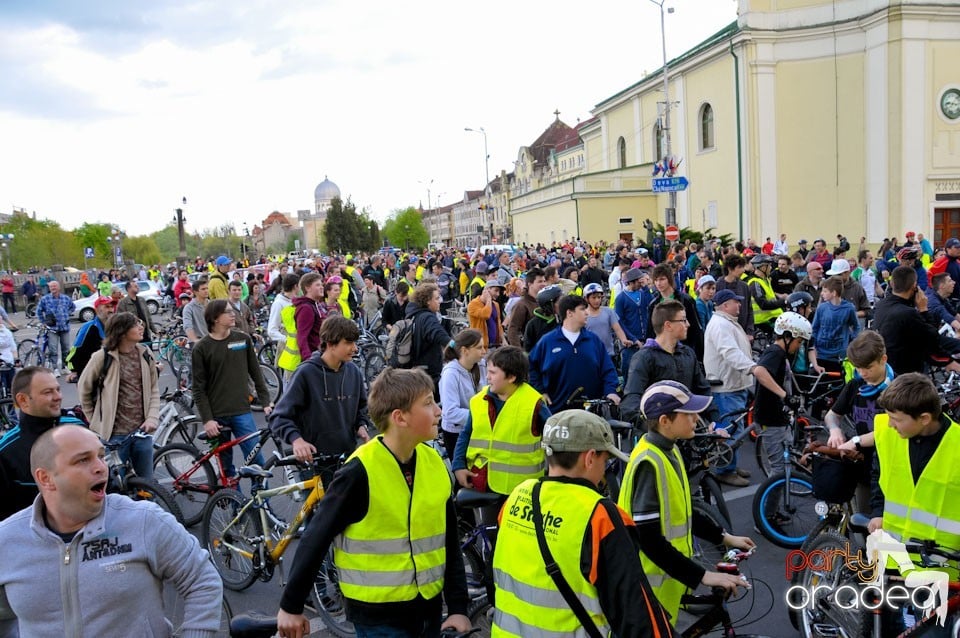 Sute de orădeni la Critical Mass,