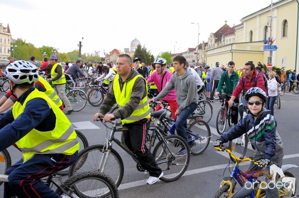Sute de orădeni la Critical Mass,