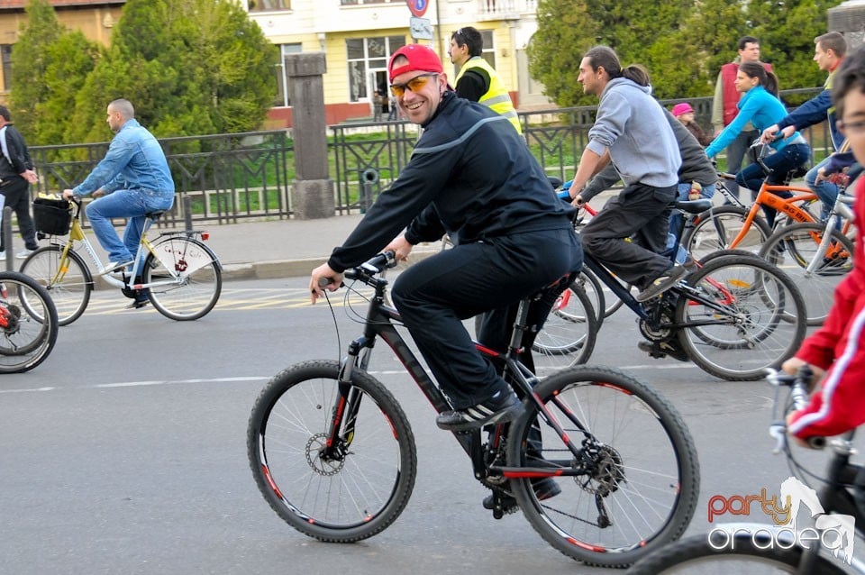 Sute de orădeni la Critical Mass,