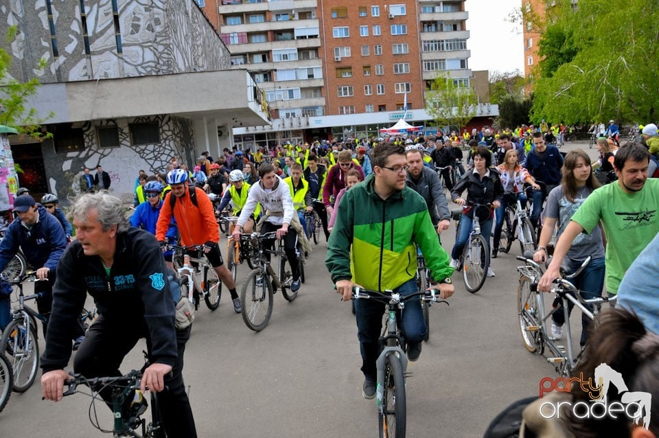 Sute de orădeni la Critical Mass,