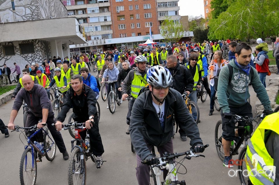 Sute de orădeni la Critical Mass,