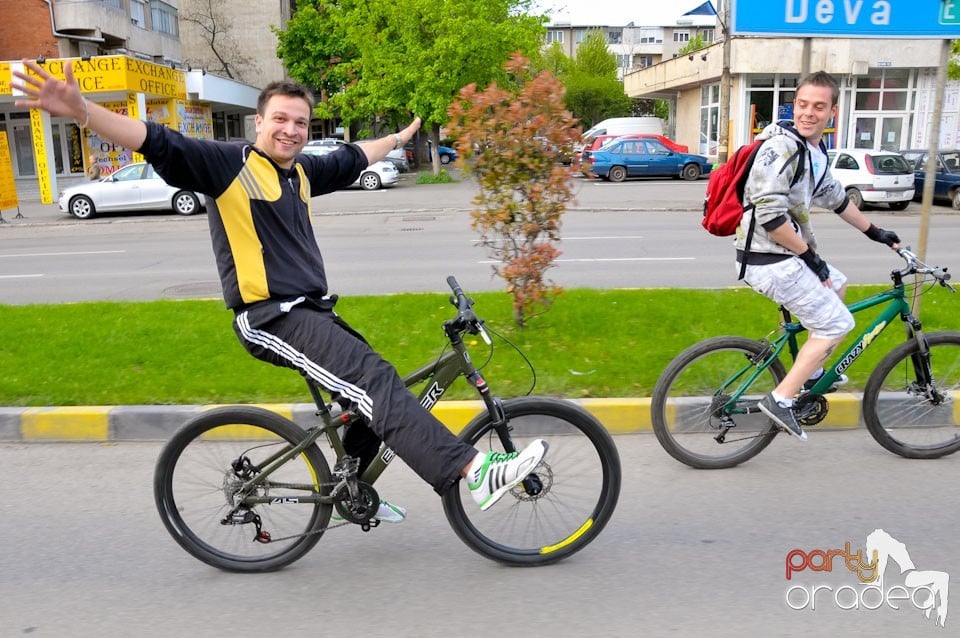 Sute de orădeni la Critical Mass,