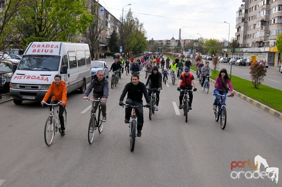 Sute de orădeni la Critical Mass,
