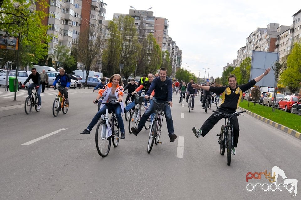 Sute de orădeni la Critical Mass,
