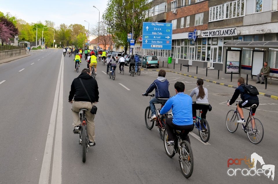 Sute de orădeni la Critical Mass, 