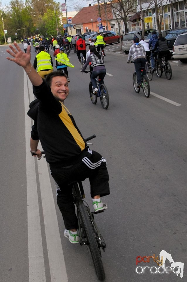 Sute de orădeni la Critical Mass,