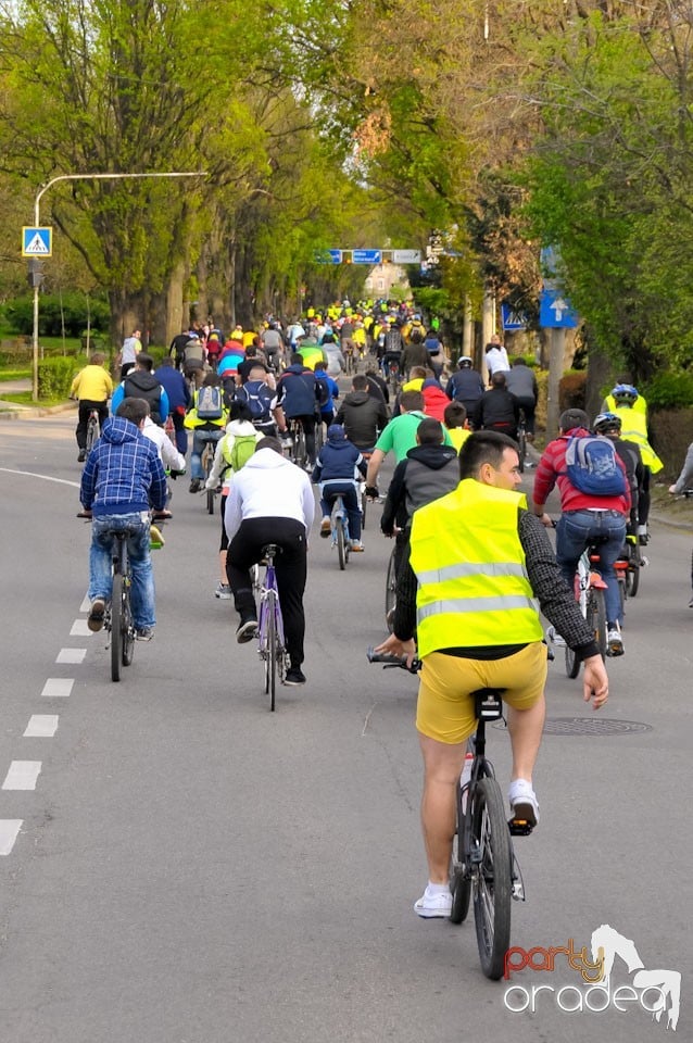 Sute de orădeni la Critical Mass,