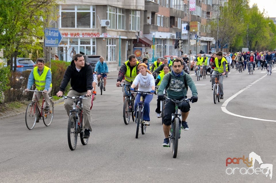 Sute de orădeni la Critical Mass,