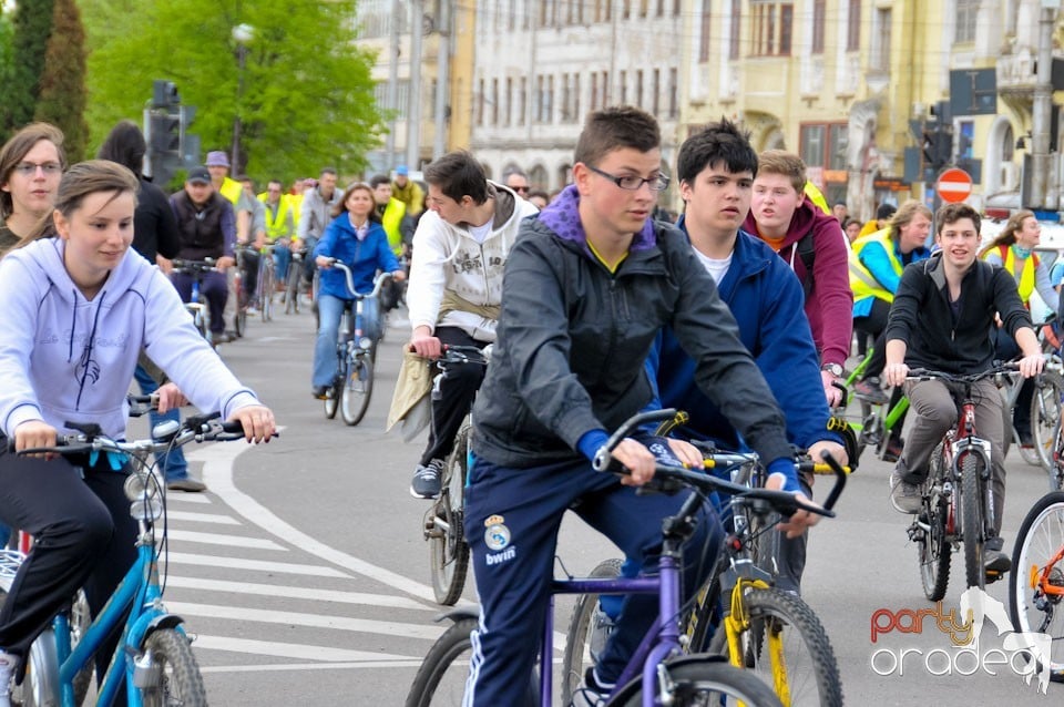 Sute de orădeni la Critical Mass,