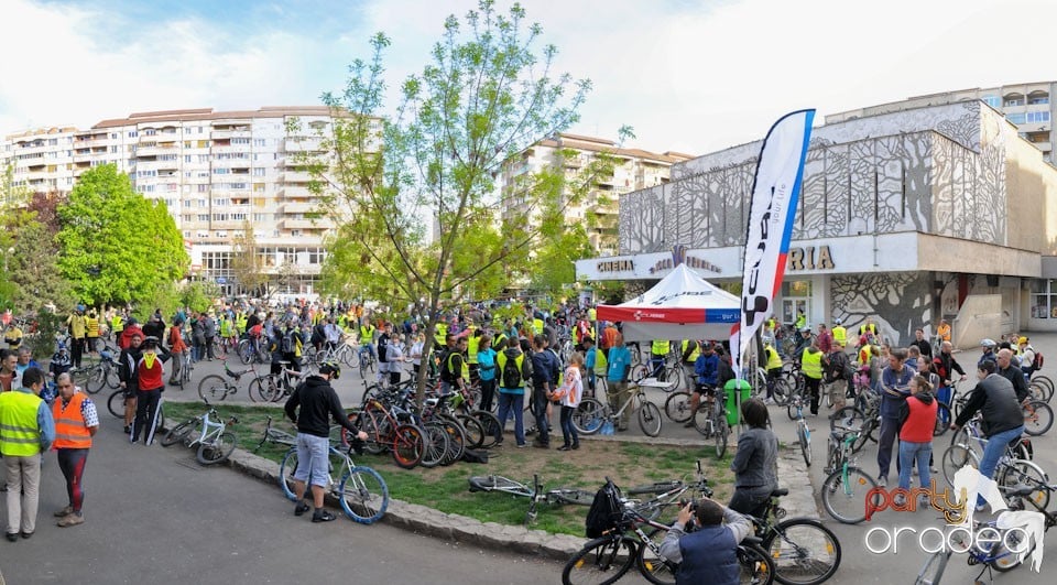 Sute de orădeni la Critical Mass, 