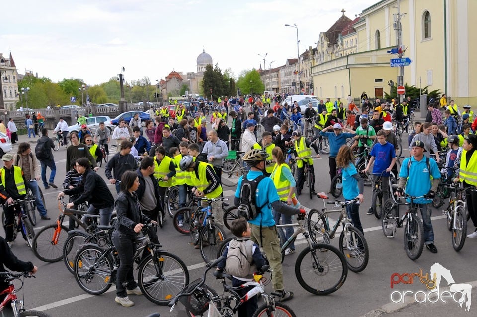 Sute de orădeni la Critical Mass,