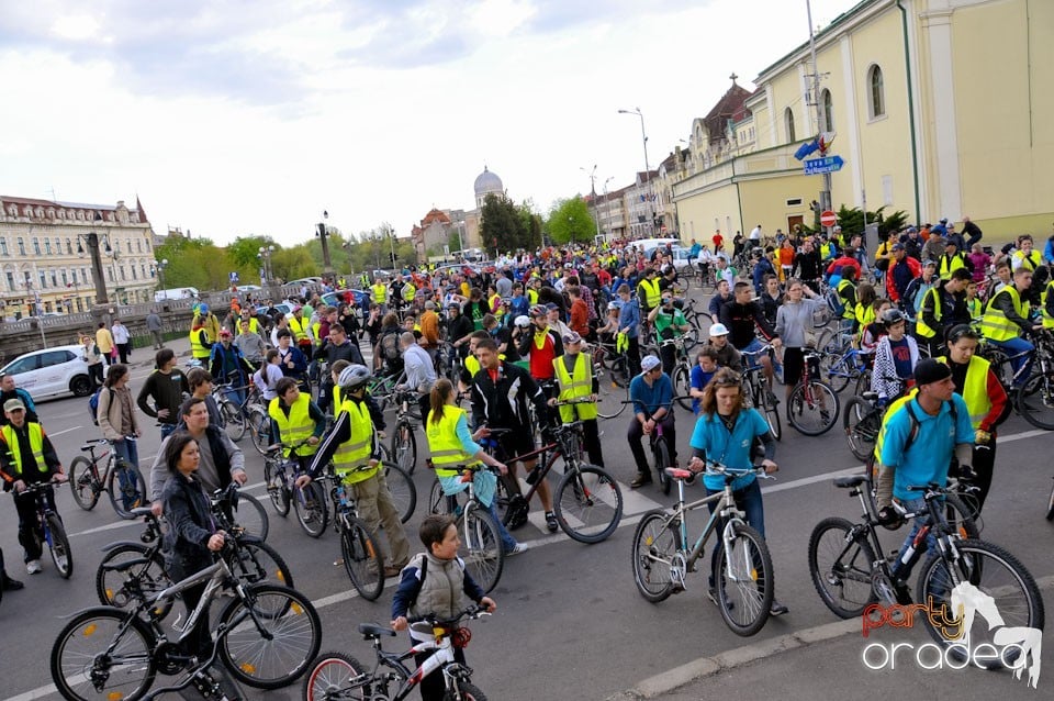 Sute de orădeni la Critical Mass,