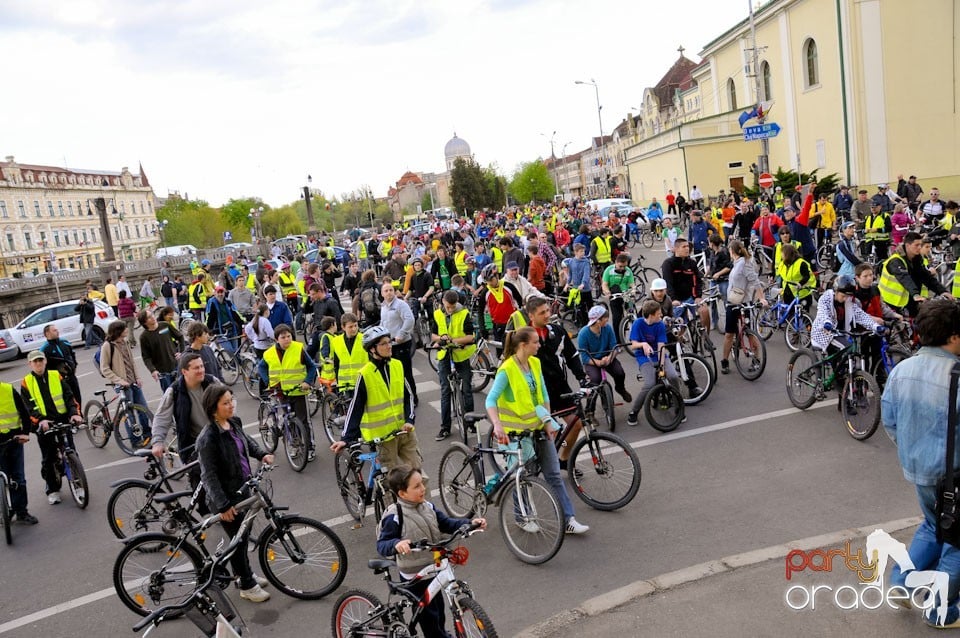 Sute de orădeni la Critical Mass,