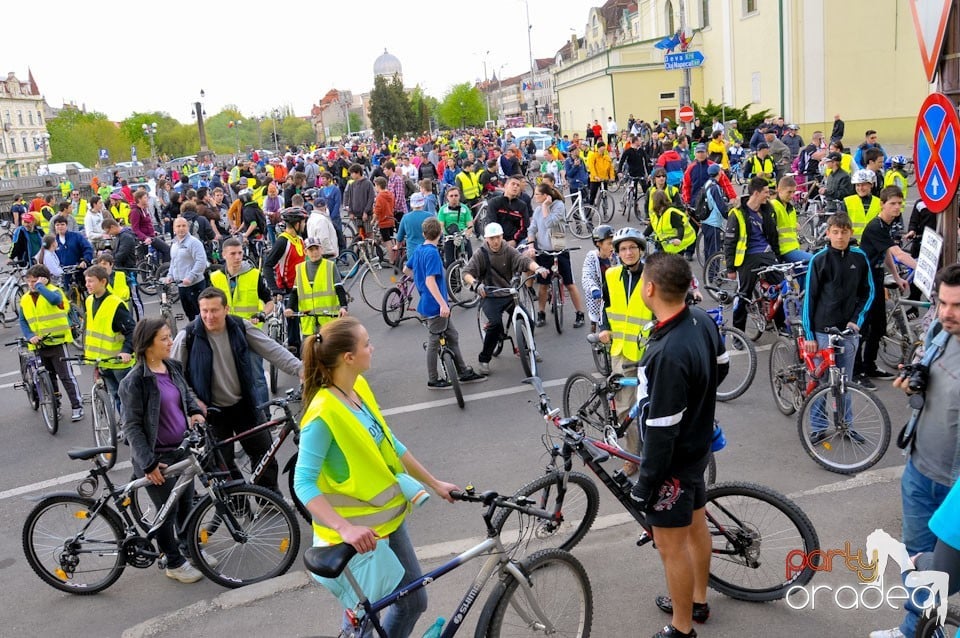 Sute de orădeni la Critical Mass,