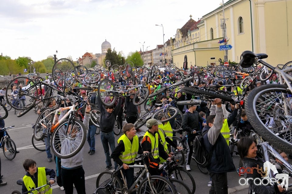 Sute de orădeni la Critical Mass,