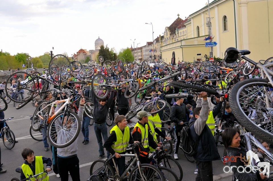 Sute de orădeni la Critical Mass, 