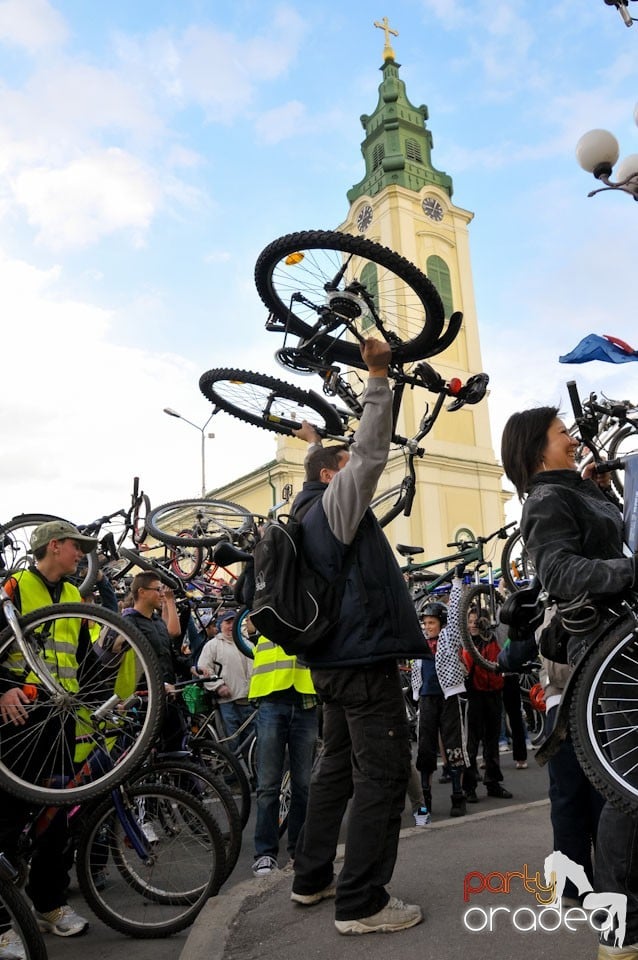 Sute de orădeni la Critical Mass,