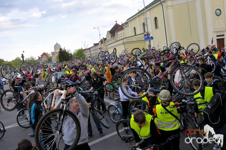 Sute de orădeni la Critical Mass,