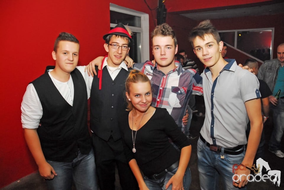 Szureti buli, Royal Party House
