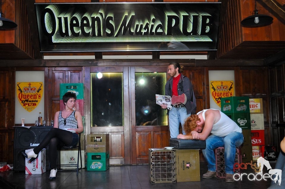 Teatru: Cipsuri şi Dale în Queen's, Queen's Music Pub