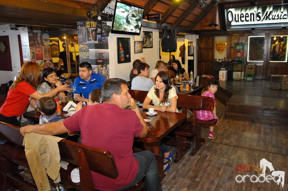 Teatru: Cipsuri şi Dale în Queen's, Queen's Music Pub